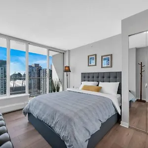 Spacious Dt 2-bdr High-rise With View, Pool, Gym Apartment
